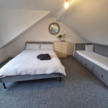 Lovely 3 Bedroom Serviced Apartment In Leytonstone Londra Exterior foto