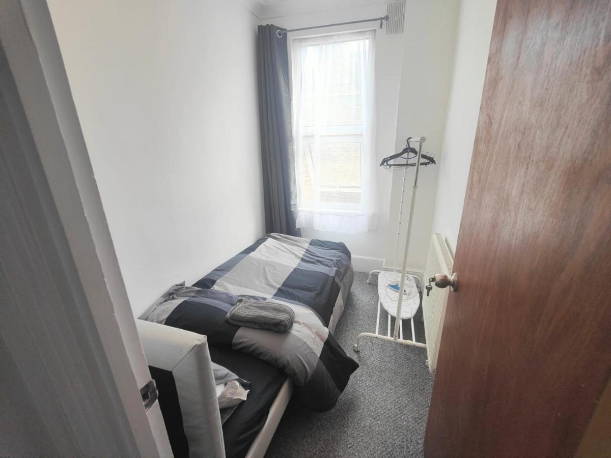 Lovely 3 Bedroom Serviced Apartment In Leytonstone Londra Exterior foto