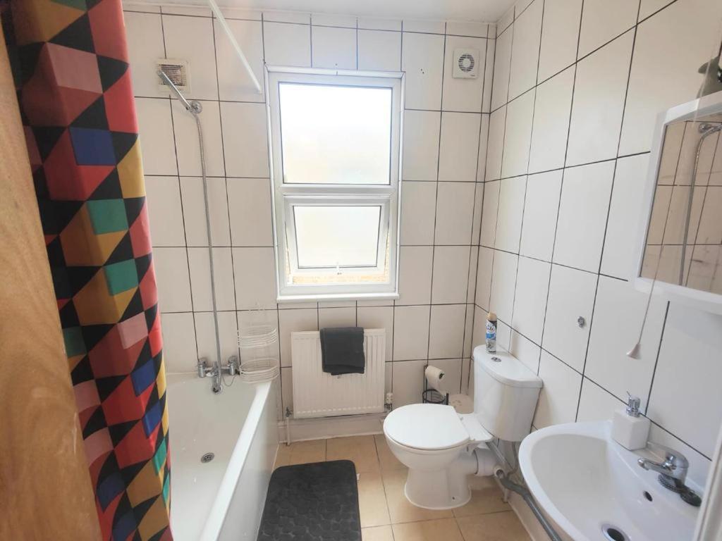 Lovely 3 Bedroom Serviced Apartment In Leytonstone Londra Exterior foto