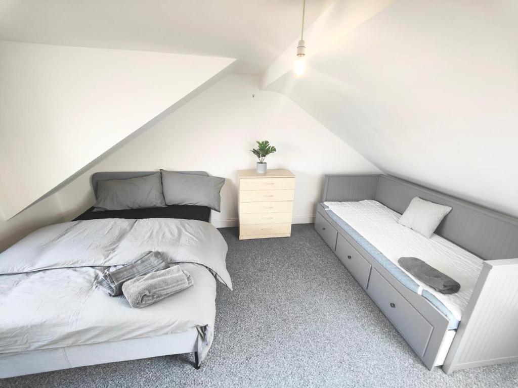 Lovely 3 Bedroom Serviced Apartment In Leytonstone Londra Exterior foto