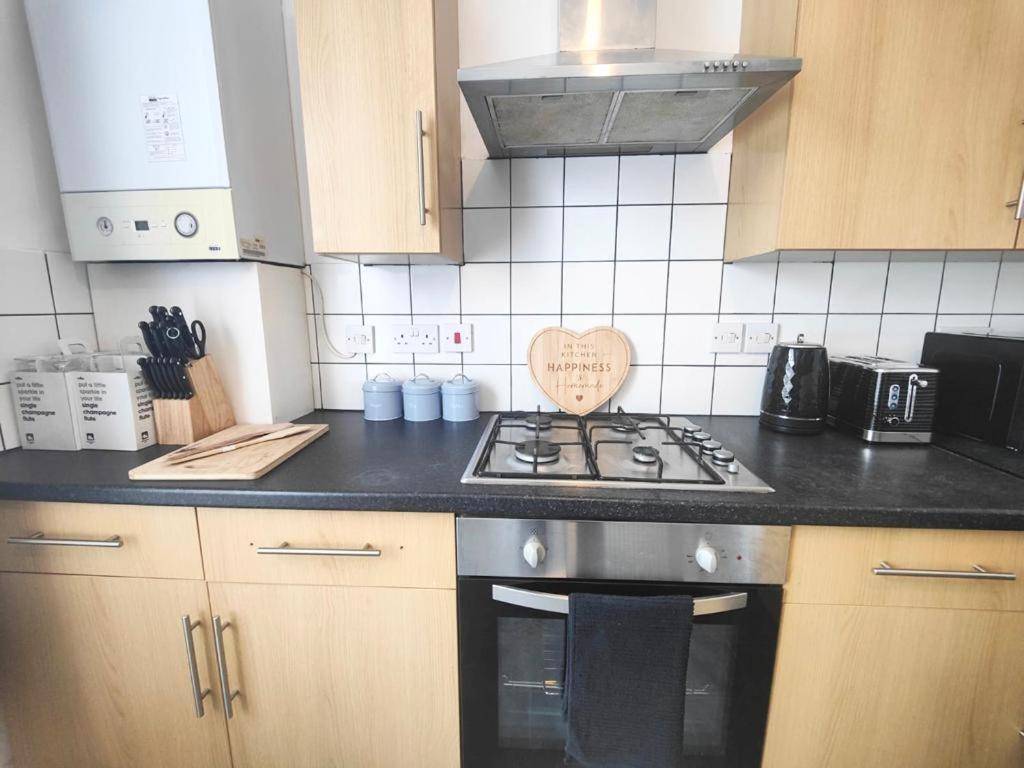 Lovely 3 Bedroom Serviced Apartment In Leytonstone Londra Exterior foto