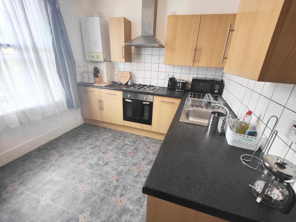 Lovely 3 Bedroom Serviced Apartment In Leytonstone Londra Exterior foto