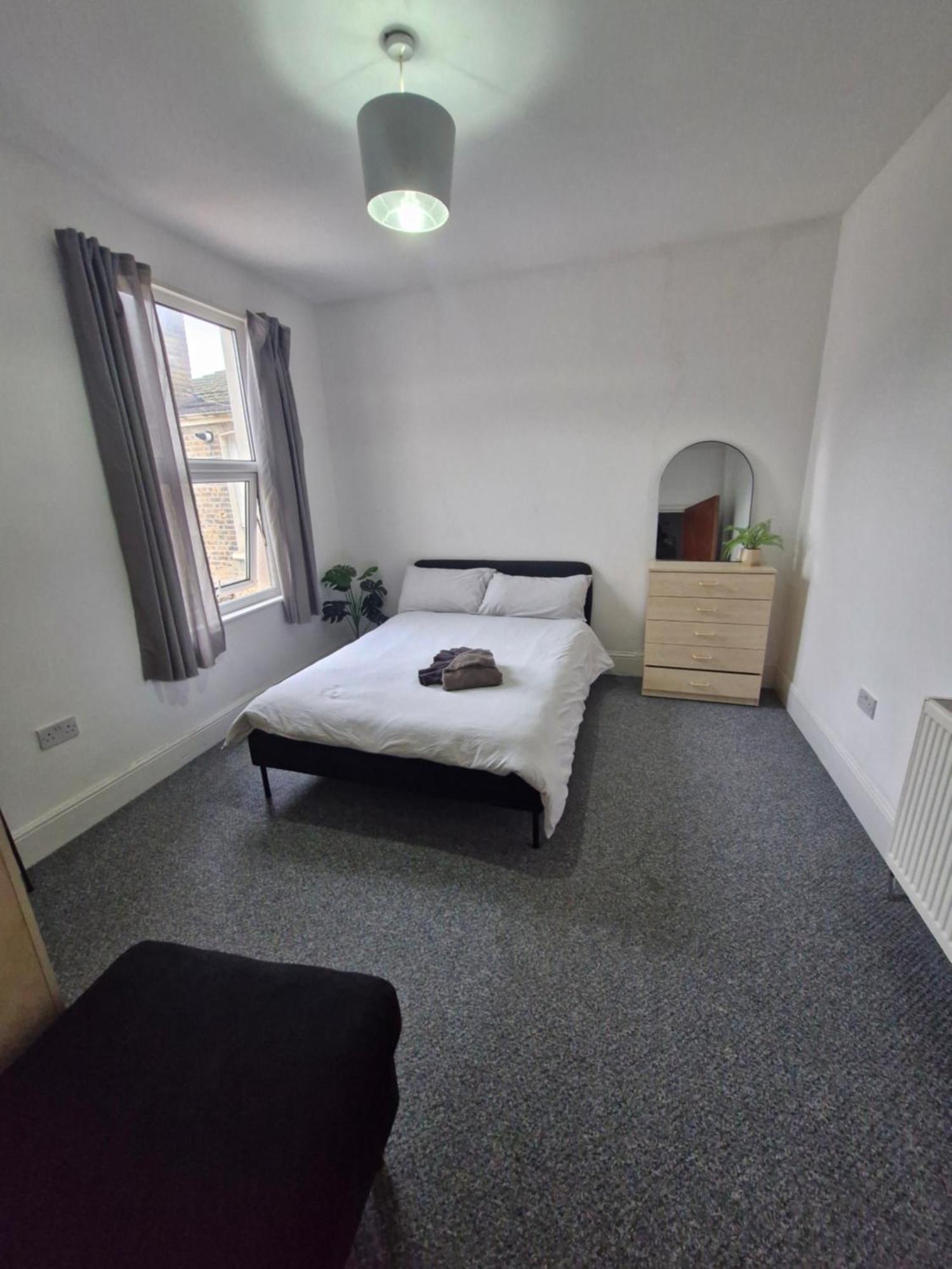 Lovely 3 Bedroom Serviced Apartment In Leytonstone Londra Exterior foto