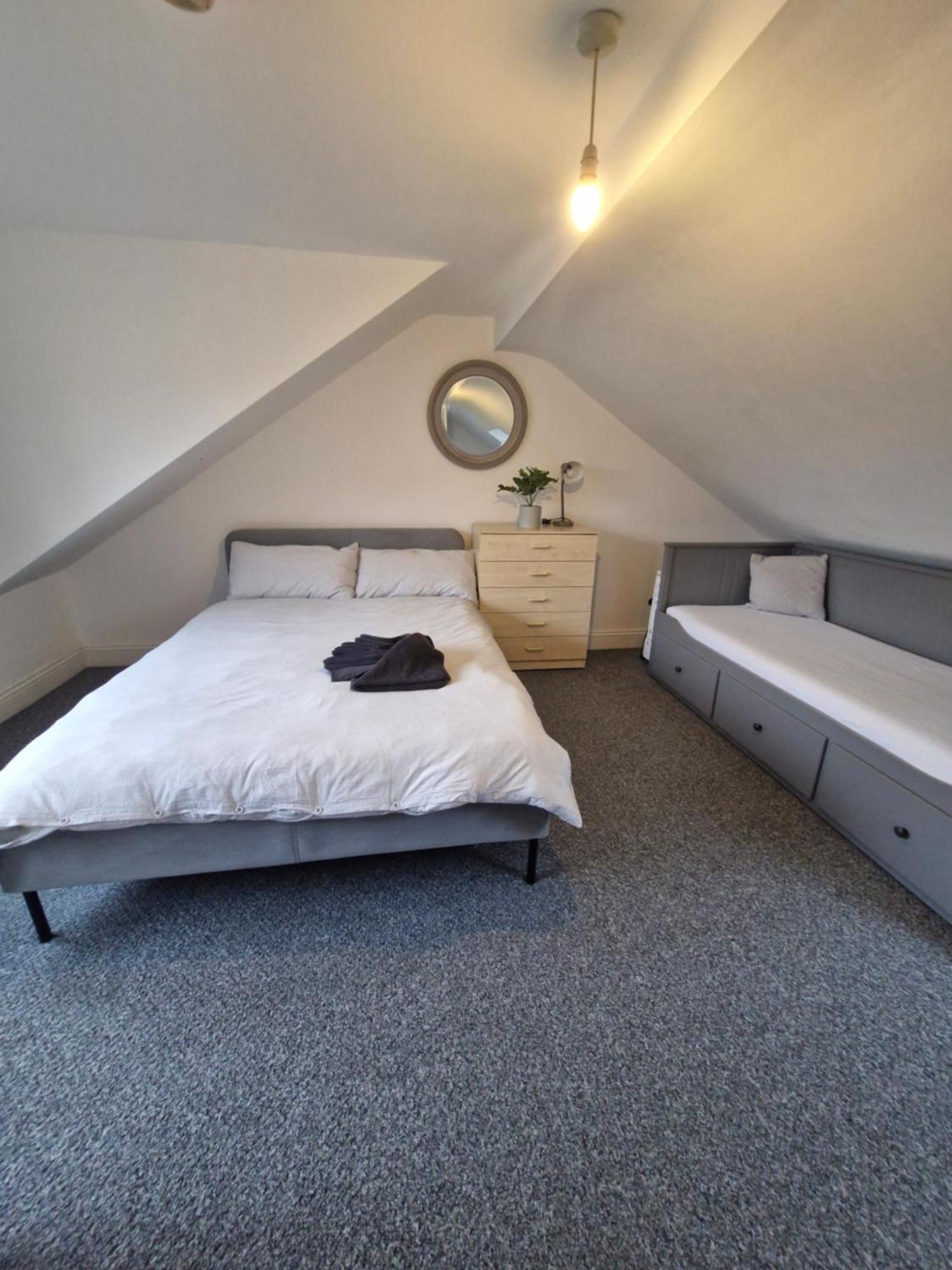 Lovely 3 Bedroom Serviced Apartment In Leytonstone Londra Exterior foto